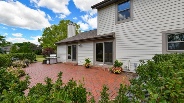 14335 W Meadowshire COURT, New Berlin, WI 53151