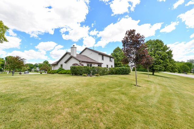 14335 W Meadowshire COURT, New Berlin, WI 53151