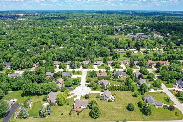 14335 W Meadowshire COURT, New Berlin, WI 53151