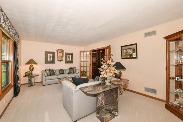 14335 W Meadowshire COURT, New Berlin, WI 53151