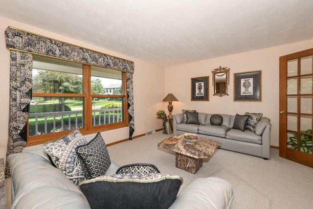 14335 W Meadowshire COURT, New Berlin, WI 53151