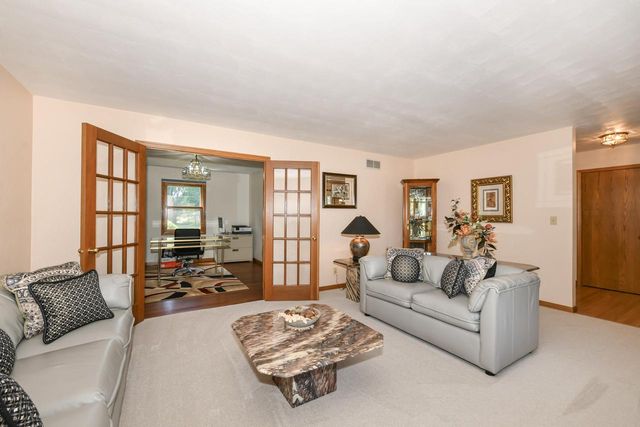 14335 W Meadowshire COURT, New Berlin, WI 53151