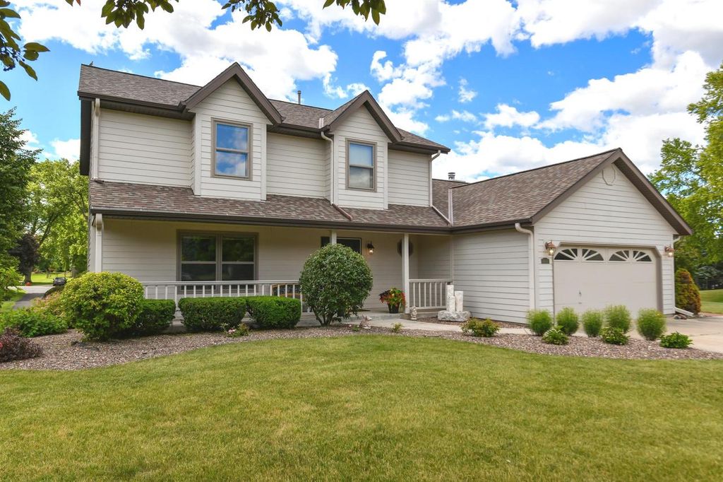 14335 W Meadowshire COURT, New Berlin, WI 53151