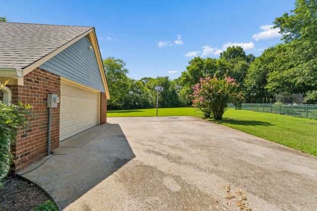 1429 Twin Feather Dr, Murfreesboro, TN 37129