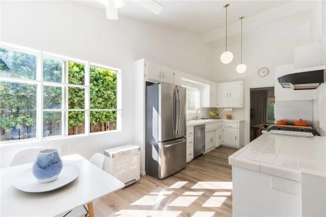 22429 Bessemer Street, Woodland Hills, CA 91367