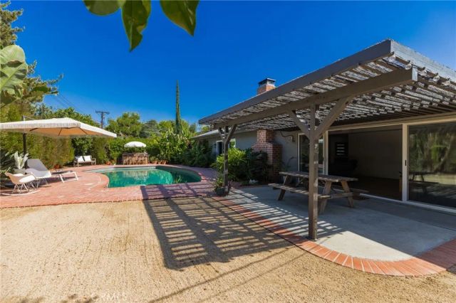 22429 Bessemer Street, Woodland Hills, CA 91367