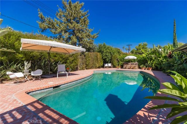 22429 Bessemer Street, Woodland Hills, CA 91367