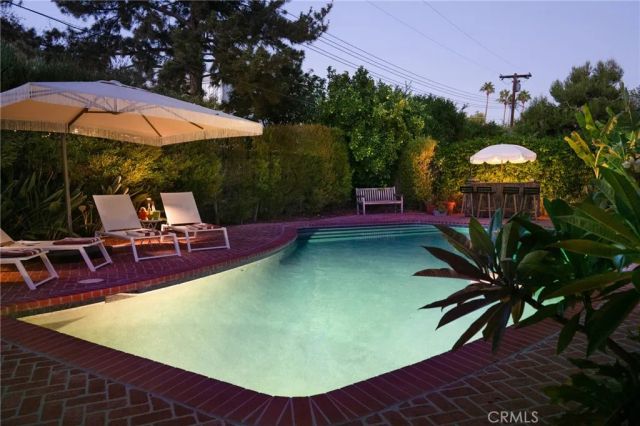 22429 Bessemer Street, Woodland Hills, CA 91367