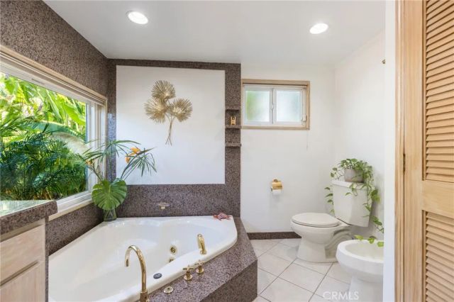 22429 Bessemer Street, Woodland Hills, CA 91367