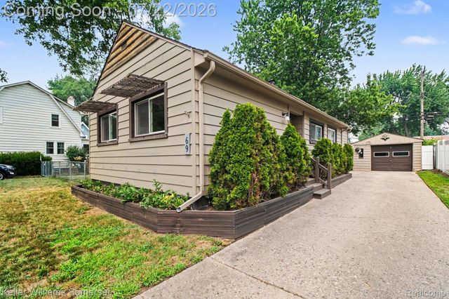 69 E Annabelle Avenue, Hazel Park, MI 48030