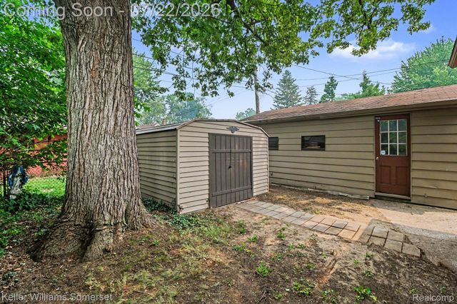 69 E Annabelle Avenue, Hazel Park, MI 48030