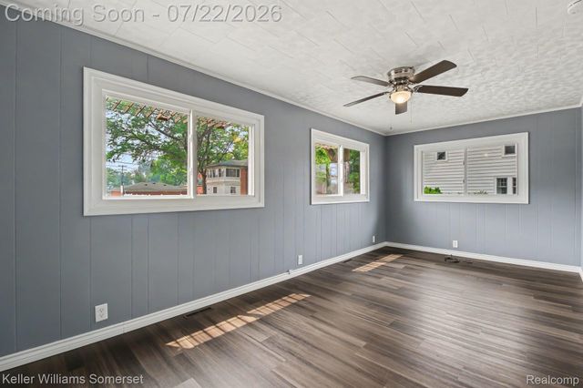 69 E Annabelle Avenue, Hazel Park, MI 48030