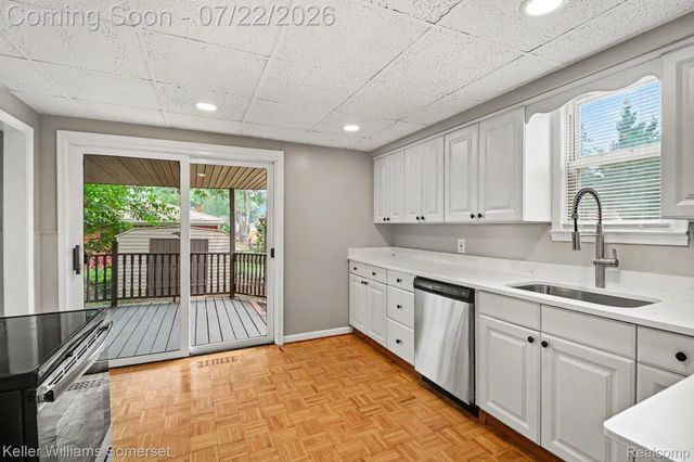 69 E Annabelle Avenue, Hazel Park, MI 48030