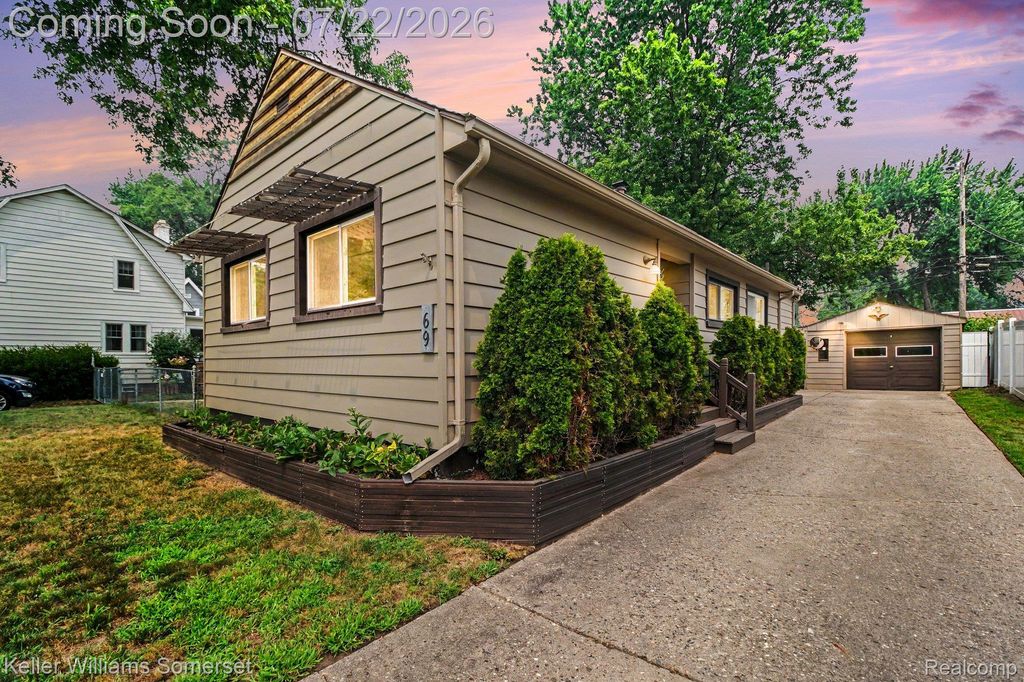69 E Annabelle Avenue, Hazel Park, MI 48030