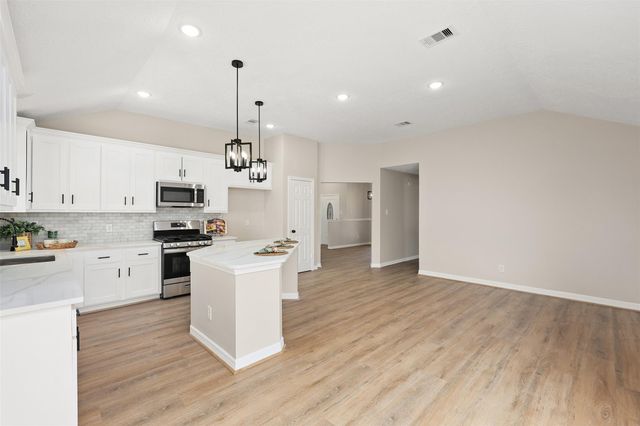 811 Deepwater Avenue, Pasadena, TX 77503