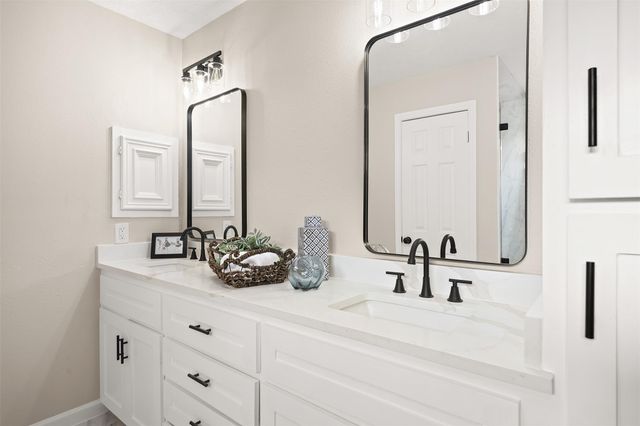 811 Deepwater Avenue, Pasadena, TX 77503