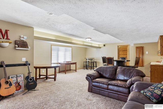 421 S 161st Street, Omaha, NE 68118