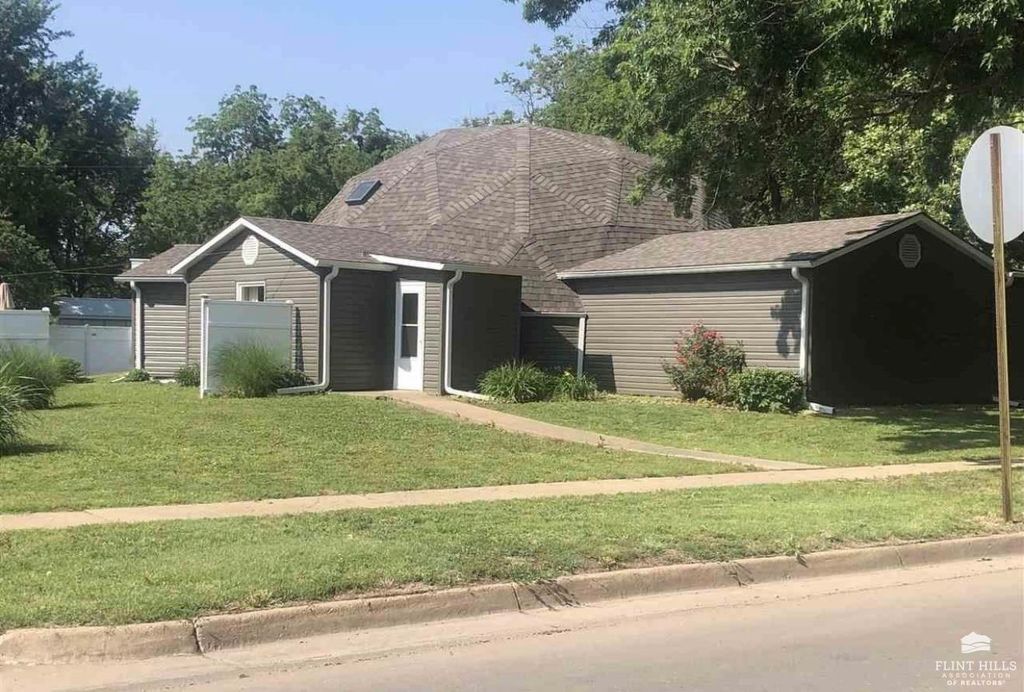1207 W 1st Street, Abilene, KS 67410