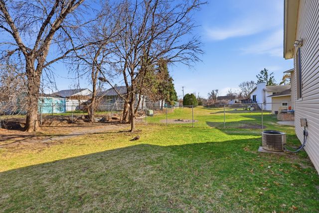 8942 Vinewood Lane N, Maple Grove, MN 55369