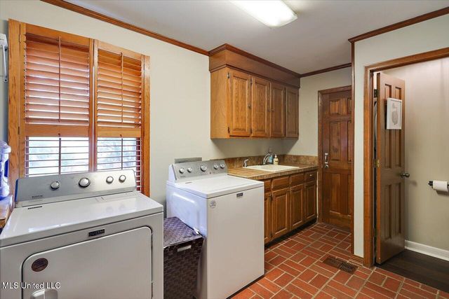 121 Countrywood Circle, Clinton, MS 39056