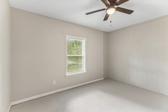 1299 Wesley Ct, Lawrenceburg, TN 38464