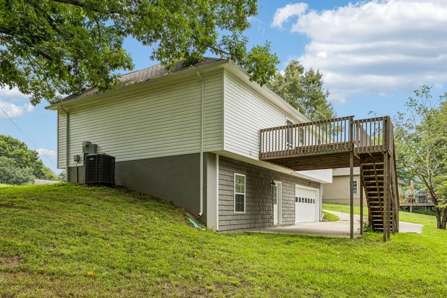 1299 Wesley Ct, Lawrenceburg, TN 38464