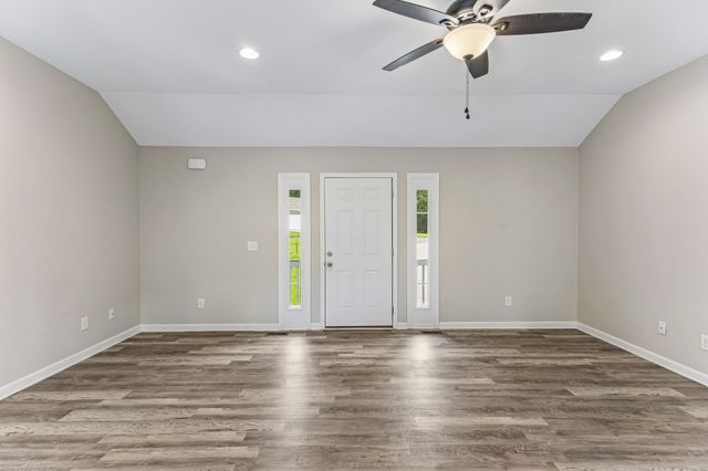 1299 Wesley Ct, Lawrenceburg, TN 38464