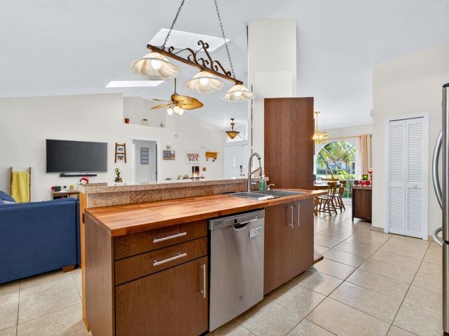 529 SE Fallon Drive, Port St Lucie, FL 34983