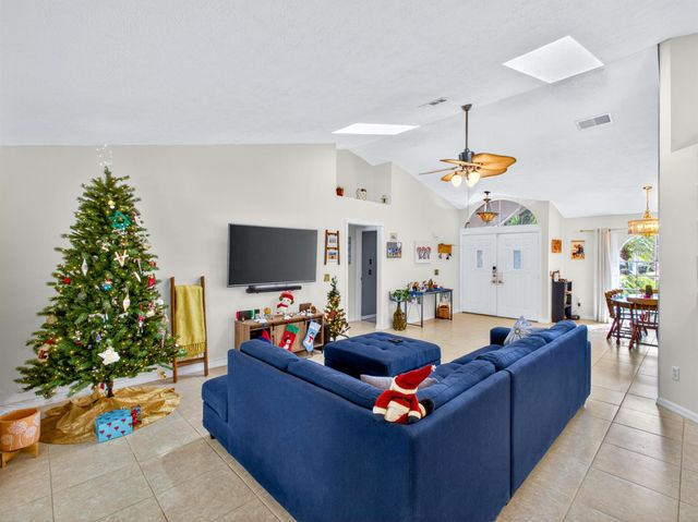 529 SE Fallon Drive, Port St Lucie, FL 34983