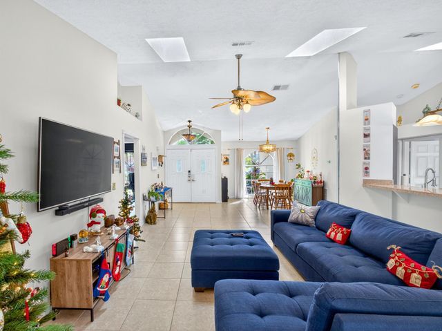 529 SE Fallon Drive, Port St Lucie, FL 34983