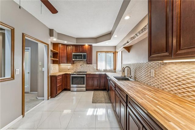 336 SW Raintree Drive, Lee's Summit, MO 64082