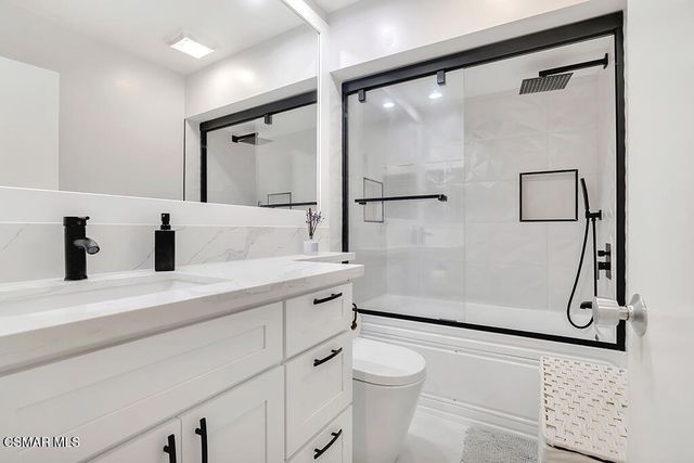 13960 Oxnard Street, Valley Glen, CA 91401