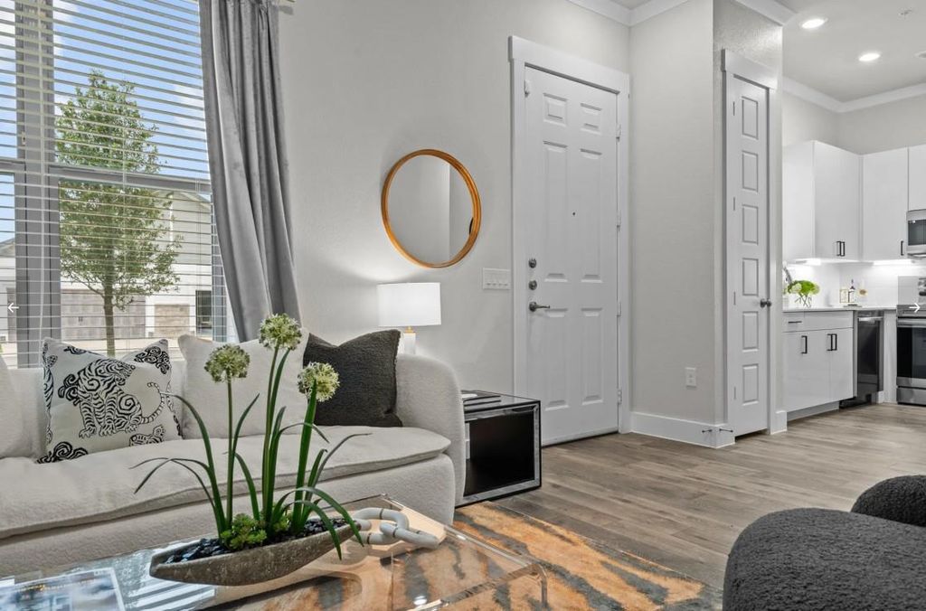 865 Limmer LOOP 818, Hutto, TX 78634