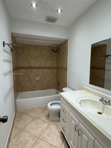 175 Wimbledon Lake Dr, Plantation, FL 33324
