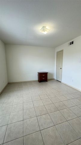 10802 Kingspoint Road, Houston, TX 77075