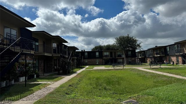 10802 Kingspoint Road, Houston, TX 77075