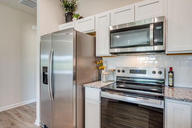 1611 N Emerald Valley Dr, Mulvane, KS 67110