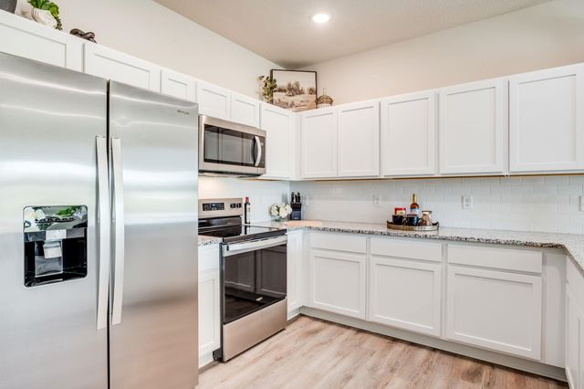 1611 N Emerald Valley Dr, Mulvane, KS 67110