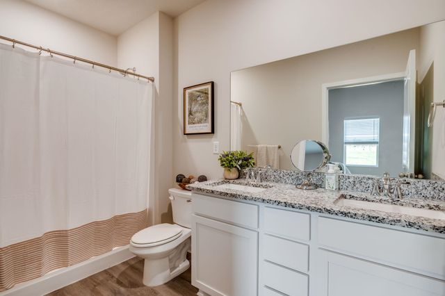 1611 N Emerald Valley Dr, Mulvane, KS 67110