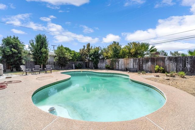 835 I Street, Parlier, CA 93648