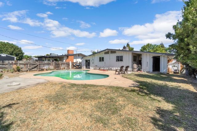 835 I Street, Parlier, CA 93648