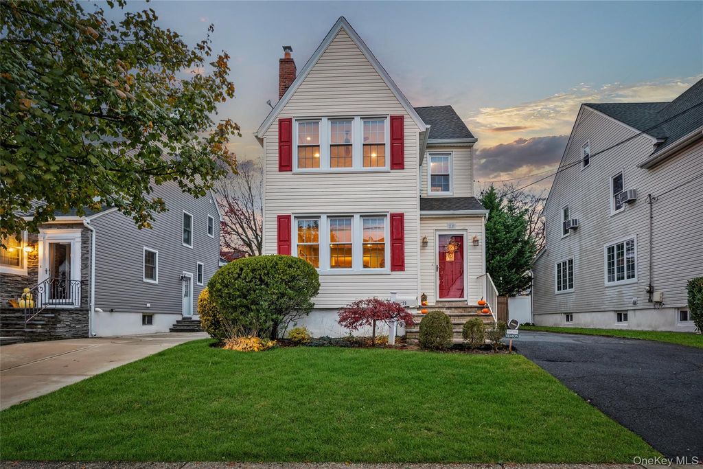 29 Orleans Road, Valley Stream, NY 11581