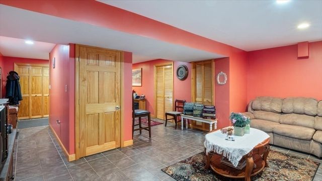 4 Doane St, Wilmington, MA 01887