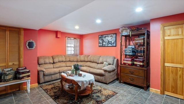 4 Doane St, Wilmington, MA 01887