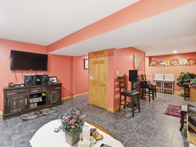 4 Doane St, Wilmington, MA 01887