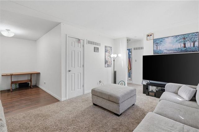 4828 N Tullis Drive, Kansas City, MO 64119