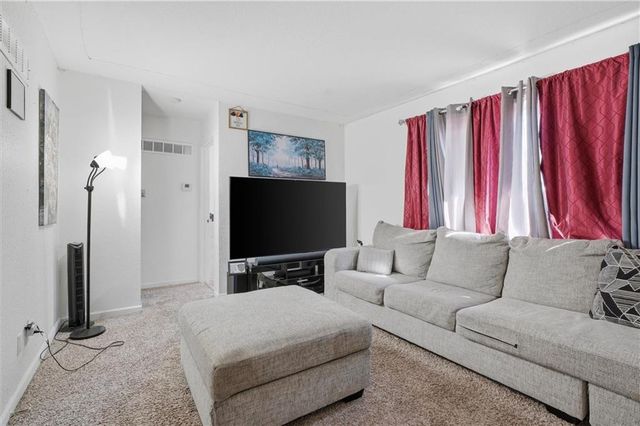 4828 N Tullis Drive, Kansas City, MO 64119