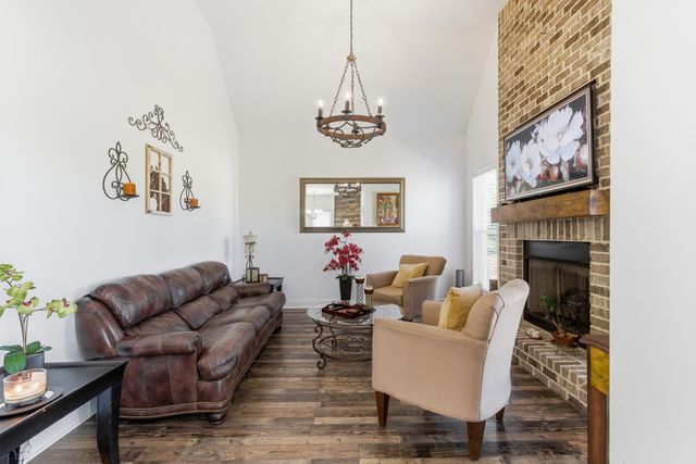 556 Larkspur Dr, Clarksville, TN 37043
