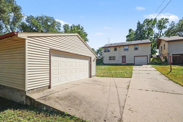 913 7th Avenue E, Shakopee, MN 55379