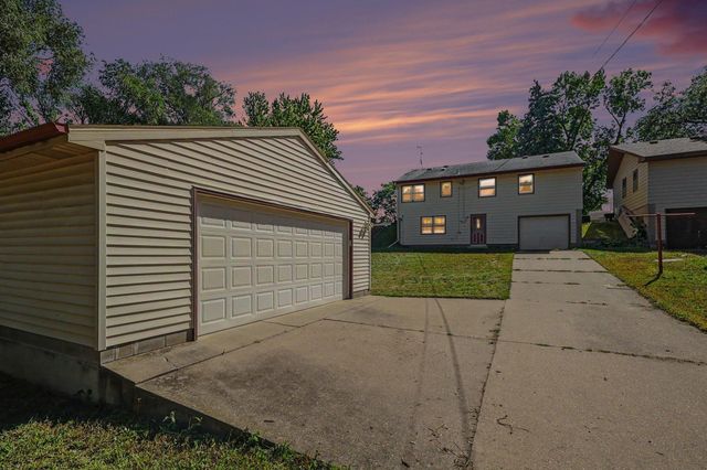 913 7th Avenue E, Shakopee, MN 55379